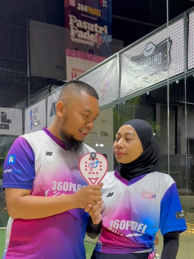 Pasangan peserta mengenakan jersey 360 Padel