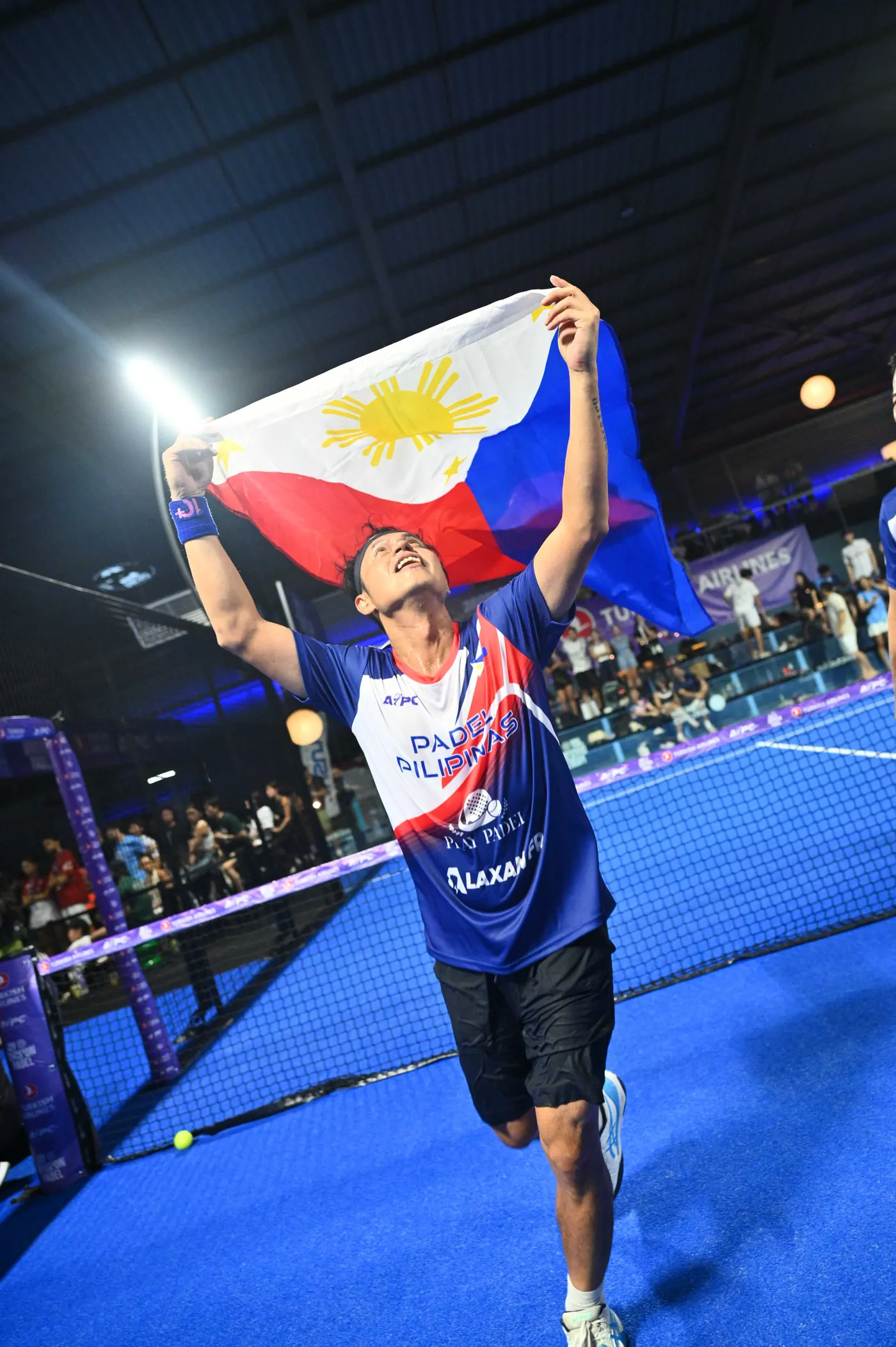 Selebrasi juara dengan bendera nasional