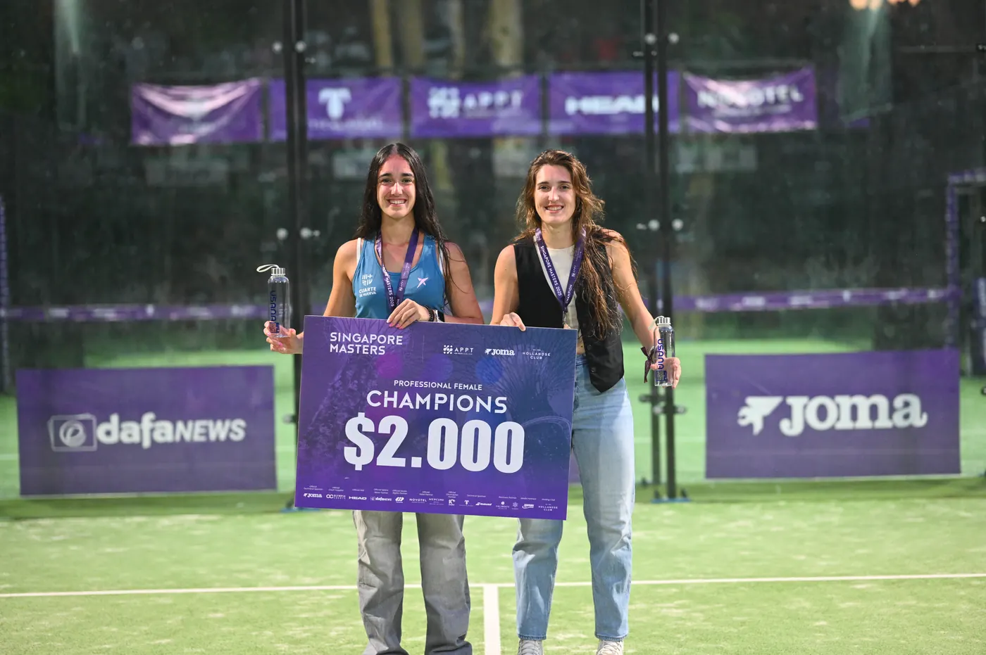 Juara kategori putri menerima hadiah di turnamen